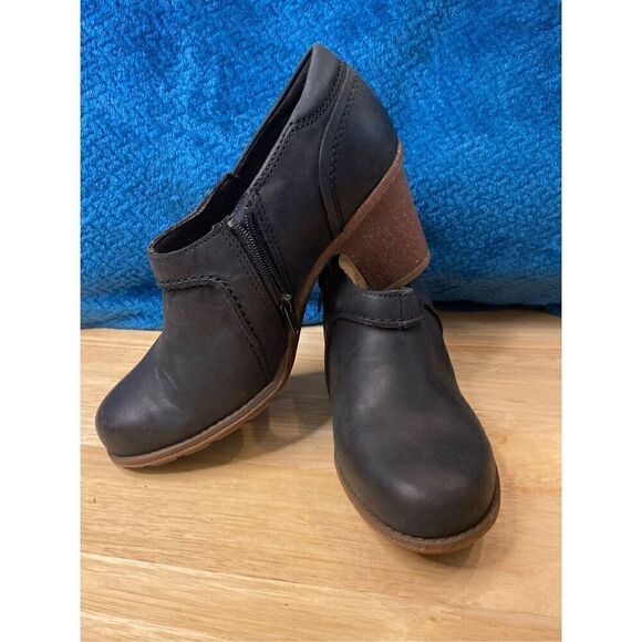 Women's Clarks Sashlin Aleta Bootie - Picture 1 of 9